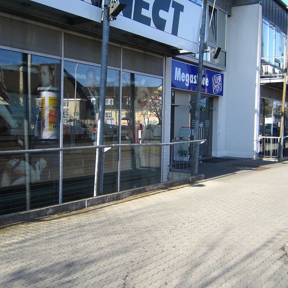 Ladenfront des Geschäftshauses in der Eschollbrücker Straße