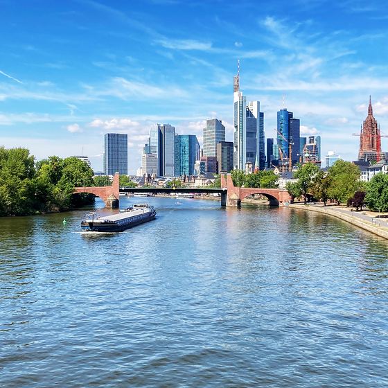 Die Skyline von Frankfurt über dem Main
