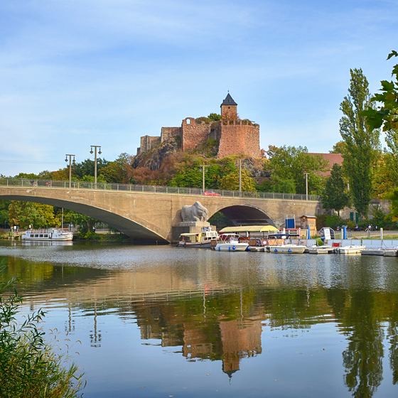 Die Saale mit Burg Giebichenstein in Halle