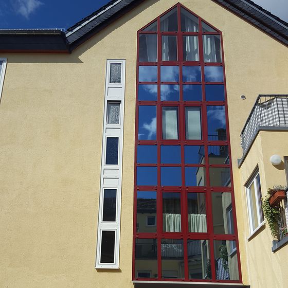 Verglaster Giebel des Wohn- und Geschäftshauses in Rüdesheim